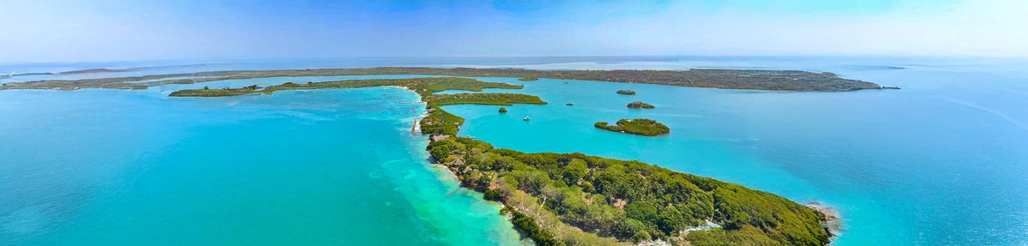 vista panoramica sulla costa colombiana dall'alto e mare in diverse sfumature azzurre, Colombia