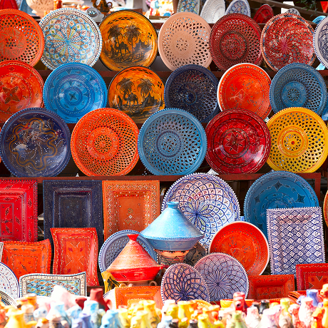 ceramiche colorate di un souk a Djerba, Tunisia