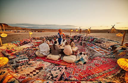 turisti seduti nel deserto di Agafay, Marocco