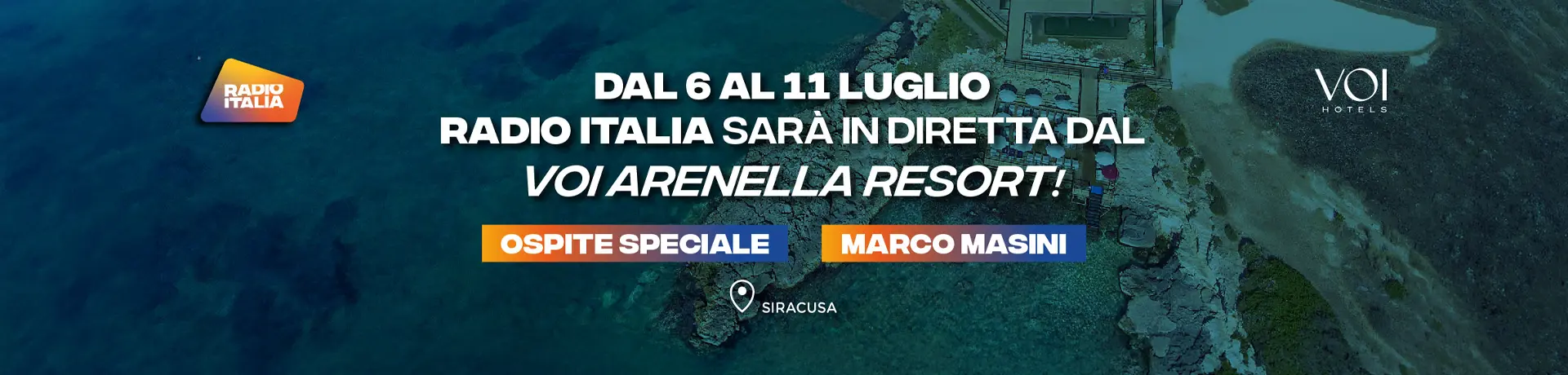 gruppo di ragazze e ragazzi su una spiaggia in controluce al tramonto che saltano