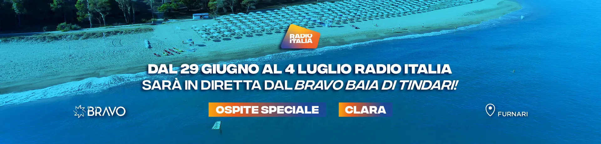 gruppo di ragazze e ragazzi su una spiaggia in controluce al tramonto che saltano