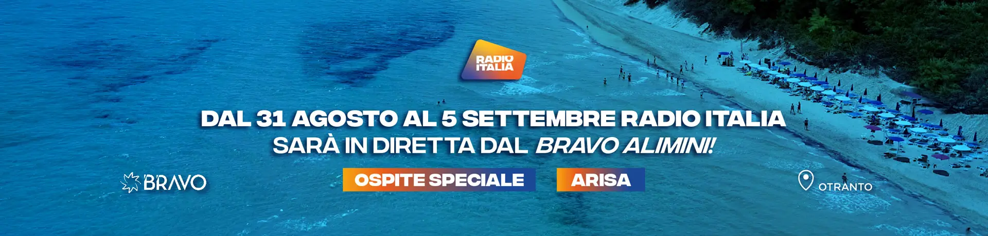 gruppo di ragazze e ragazzi su una spiaggia in controluce al tramonto che saltano