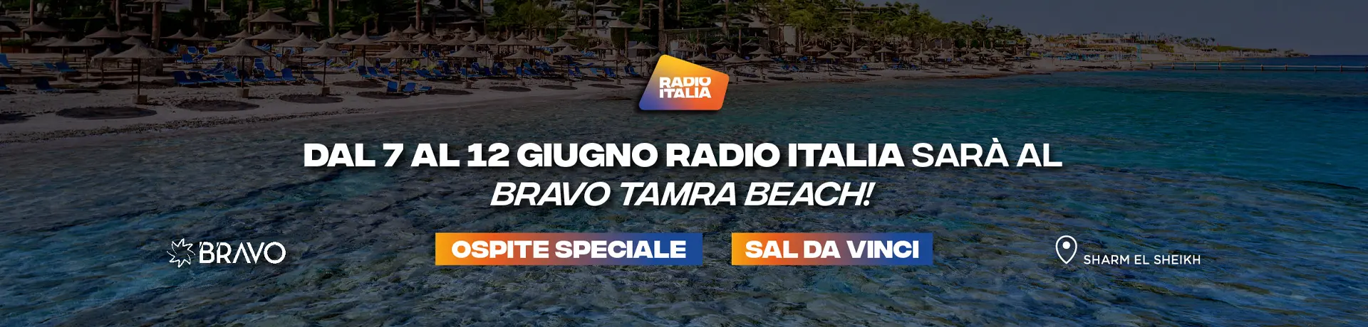 gruppo di ragazze e ragazzi su una spiaggia in controluce al tramonto che saltano