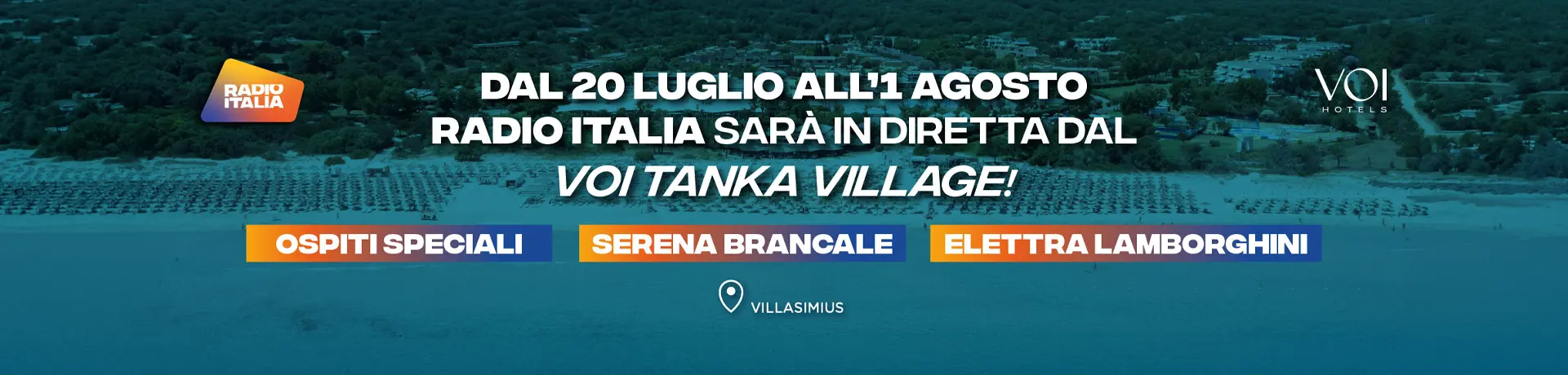 gruppo di ragazze e ragazzi su una spiaggia in controluce al tramonto che saltano