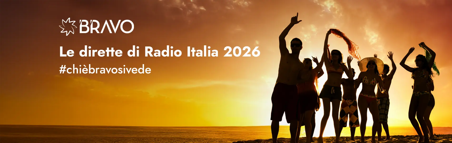 gruppo di ragazze e ragazzi su una spiaggia in controluce al tramonto che saltano