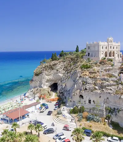 Tropea, Italia. Veduta aerea del Monastero di Santa Maria dell'Isola