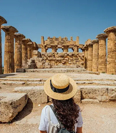 Turista mentre ammira un antico tempio in Sicilia