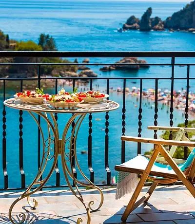 Pranzo italiano su un terrazzo davanti al mare