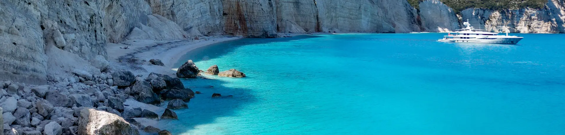  Scatto con drone della collina calcarea a Fteri Beach, Cefalonia, Grecia 