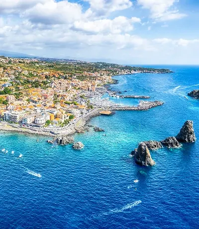Paesaggio con veduta aerea di Aci Trezza, isola di Sicilia