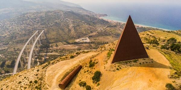 La piramide al 38° parallelo