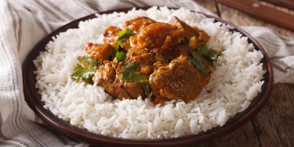 Riso speziato con contorno di carne