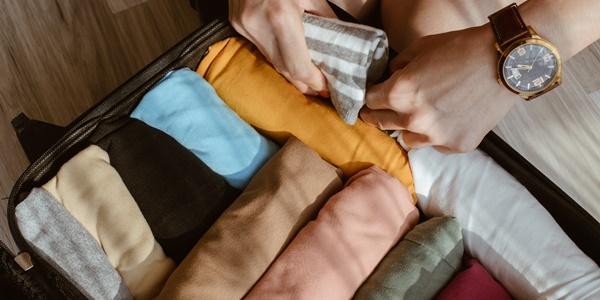 Arrotolare i vestiti 