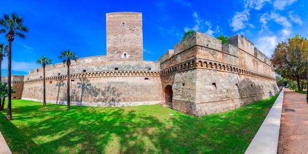 Il Castello Normanno Svevo e il lungomare
