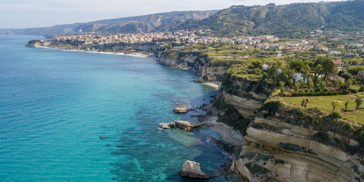 Spiaggia di Riaci, tra natura e storia