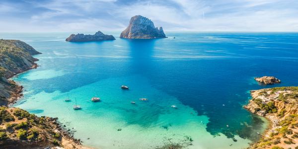  Ibiza, tra mare e vita notturna