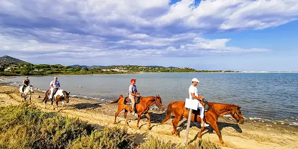 Cosa fare in Sardegna oltre le escursioni: equitazione, golf e mare