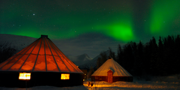 Dormire nell’Artico: dal glamping al cielo di vetro