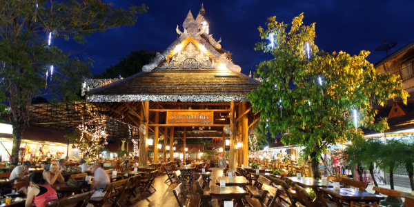 Esperienze autentiche: mercati, street food e tradizioni locali