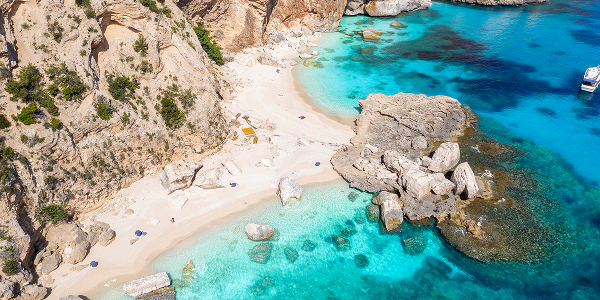 Cala Mariolu: la perla dal fondale colorato
