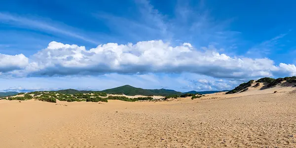 Spiaggia di Piscinas: un deserto sul mare
