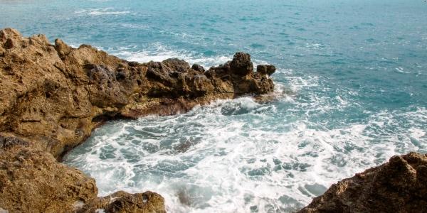 Spiaggia di Fiumicello: Acque Cristalline e Grotte Misteriose