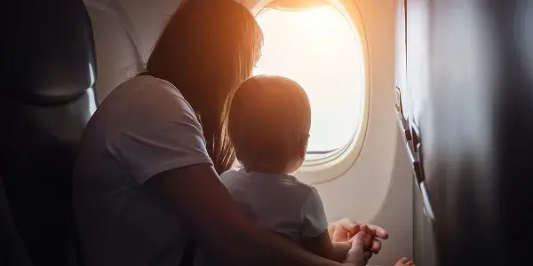 Neonati in aereo: rischi e aspetti critici