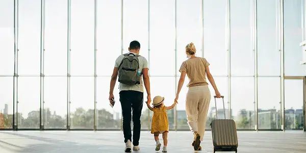 Consigli per viaggiare con un neonato in aereo senza stress