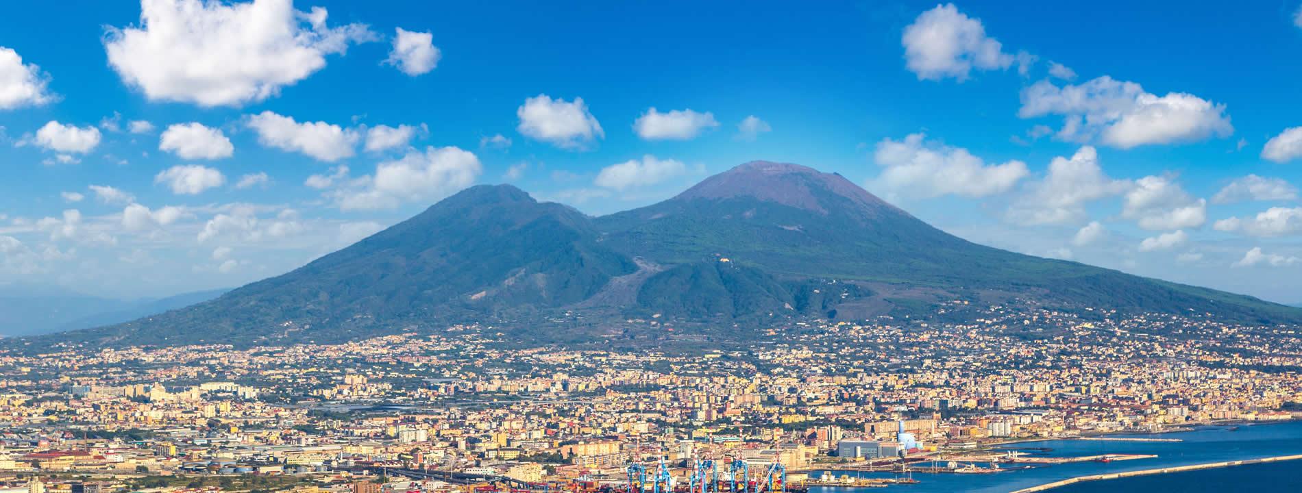 Passeggiata di coppia in spiaggia in prov. di Napoli