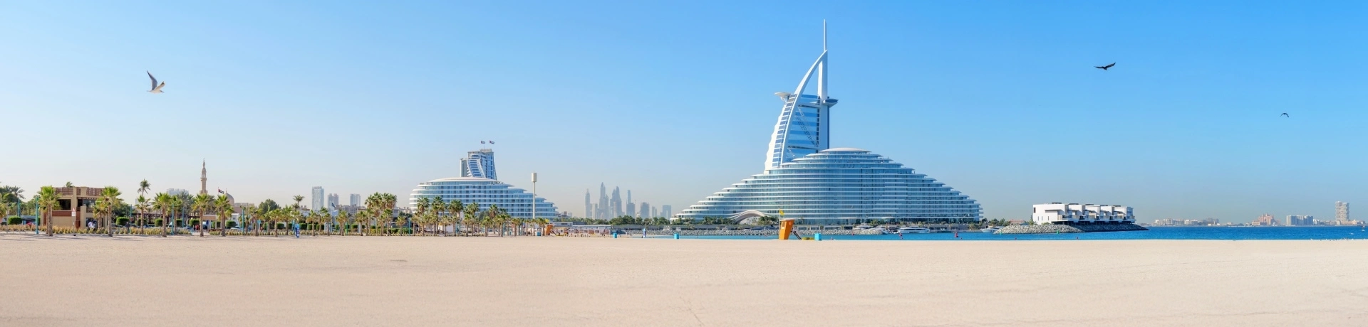 Veduta panoramica di Dubai con spiaggia sabbiosa e cielo azzurro