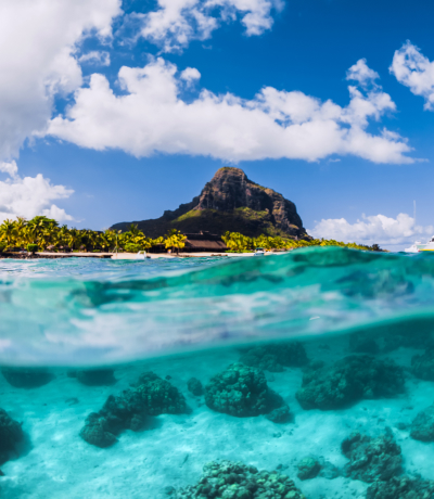 Isola tropicale vista in lontananza dal mezzo del mare