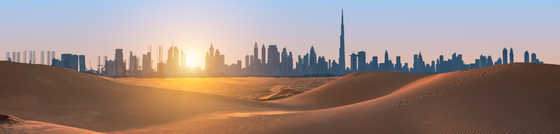 Il panorama dell'isola delle Palme con il porto turistico di Dubai sullo sfondo aereo