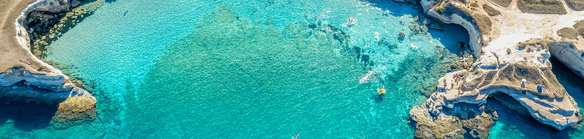 Vista aerea della Spiaggia della Punticeddha vicino a Torre Sant Andrea, Italia