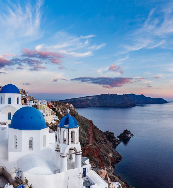Splendida vista panoramica dell'isola di Santorini in Grecia all'alba