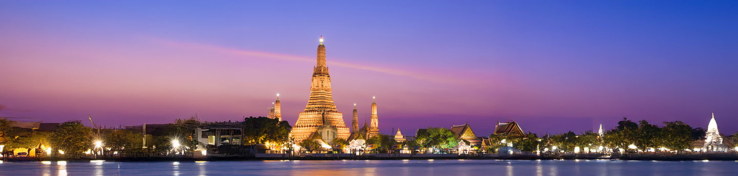 vista su Bangkok di sera e tempio Wat Arun illuminato, Thailandia