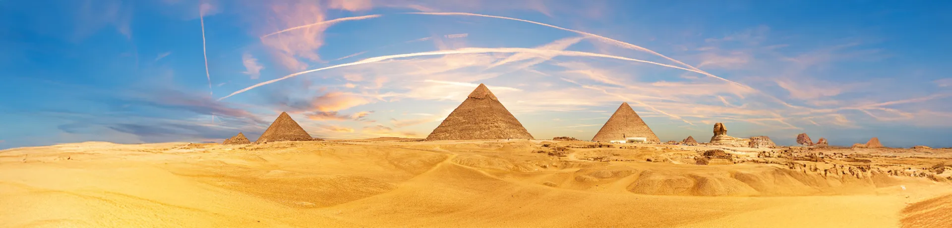 Panorama pittoresco delle Piramidi e della Sfinge nel deserto di Giza vicino al Cairo, Egitto