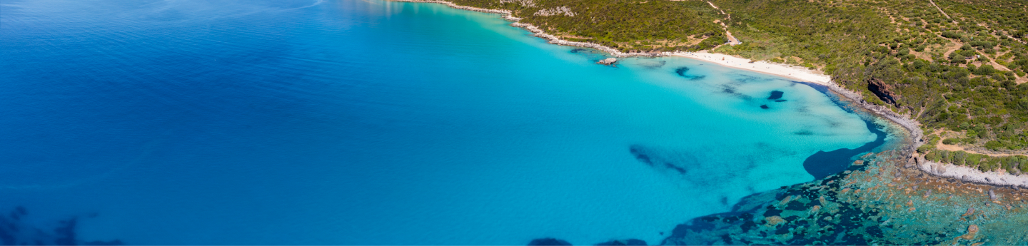 vista aerea su una parte del golfo di Orosei ed il suo mare azzurro con sfumature chiare e scure, Sardegna