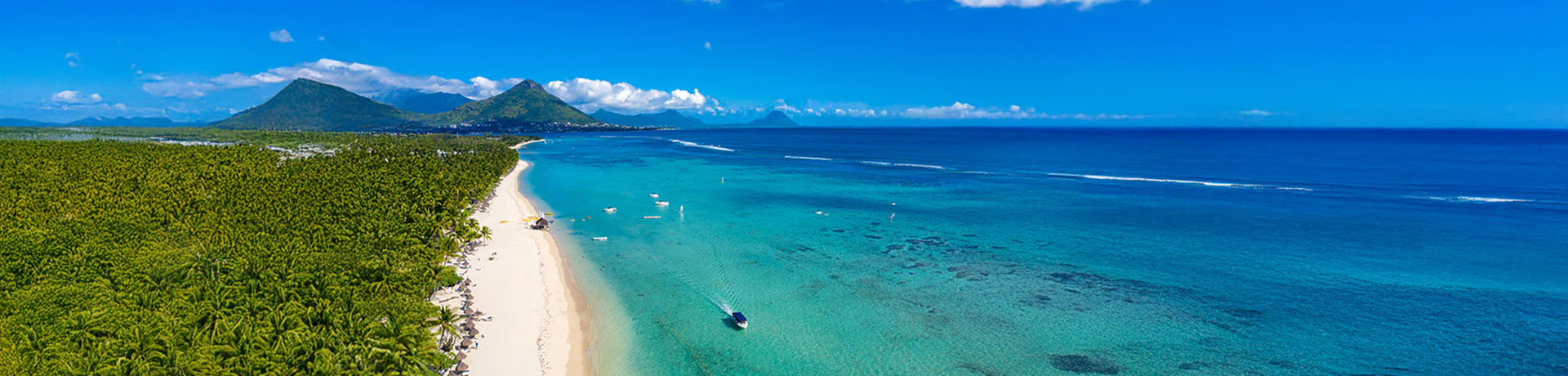 vista su spiaggia, paesaggio e vegetazione di Mauritius, con mare in diverse sfumature di azzurro