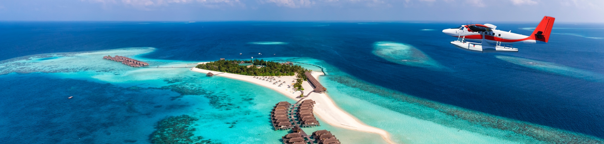 Vista aerea dell'atollo con idrovolante alle Maldive
