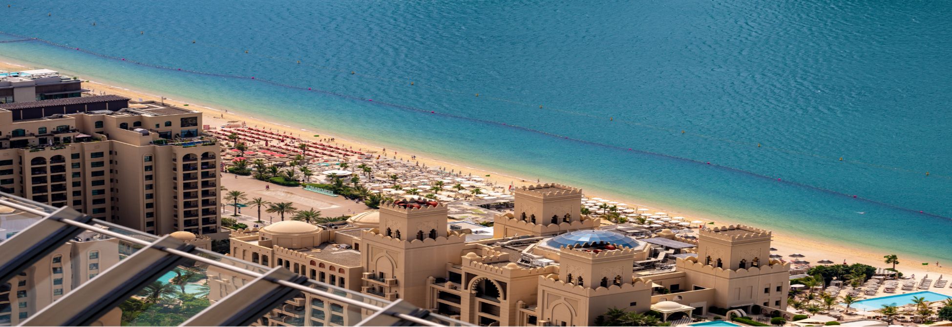 vista dall'alto su mare azzurro limpido e spiaggia di Dubai, Emirati Arabi
