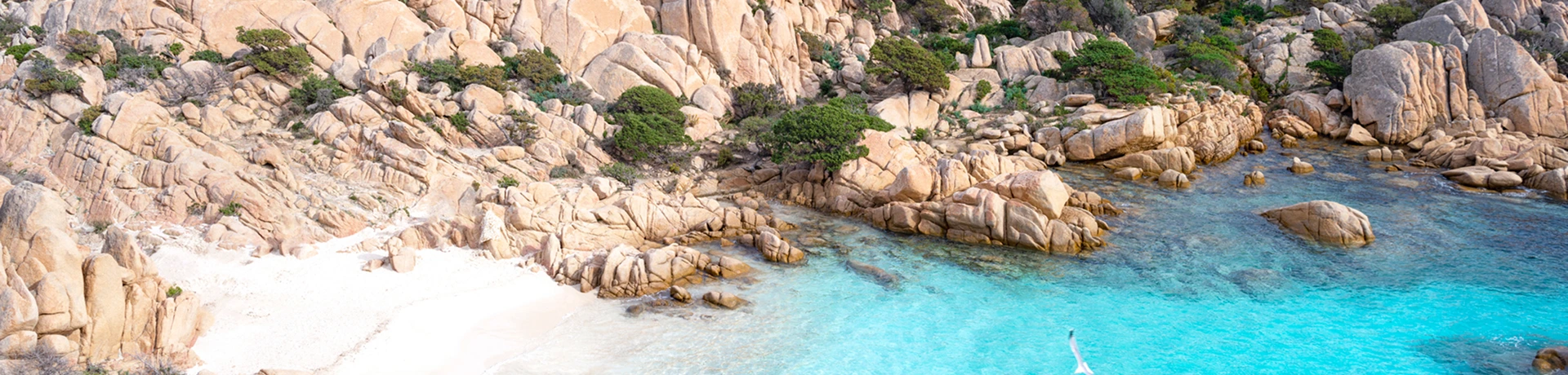 Fare il bagno in una spiaggia appartata, Sardegna, Italia