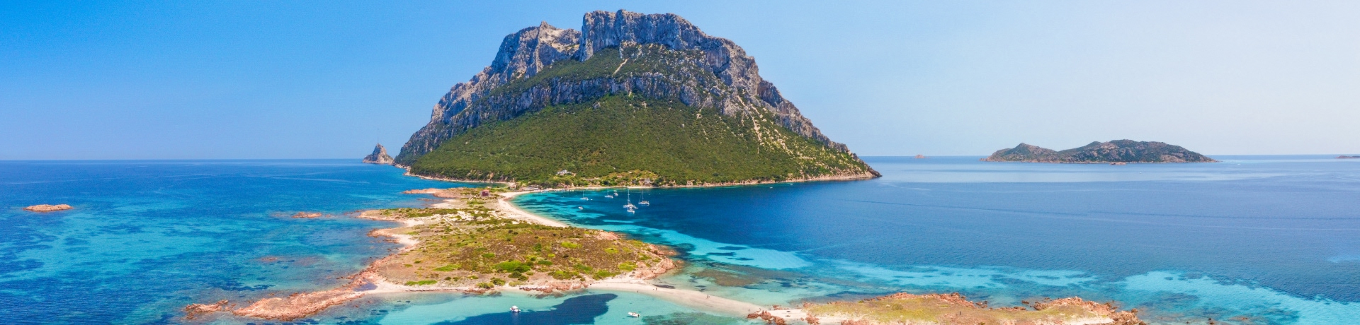 Italia, Sardegna, Olbia, panorama sulle spiagge selvagge dell'isola di Tavolara