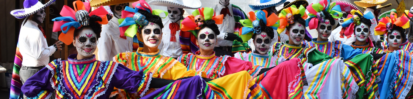 sfilata di donne in abiti e trucco tradizionale del día de los Muertos a Città del Messico, Messico