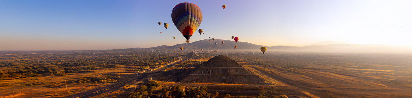 vista su piramidi e sito archeologico di Teotihuacan con mongolfiere colorate, Messico 