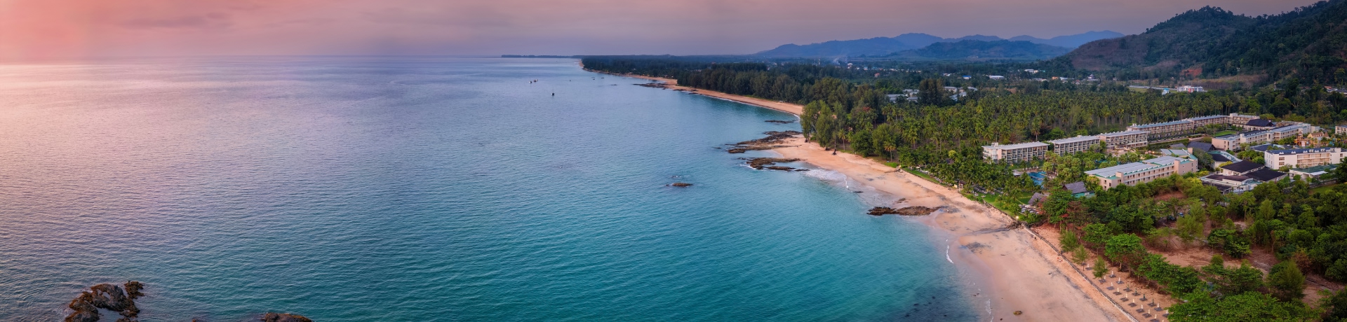 Vista panoramica del tramonto sulla bellissima costa di Khao Lak
