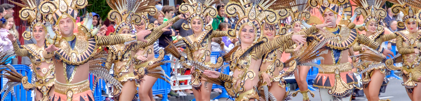 parata di carnevale con uomini e donne in costumi dorati, Santa Cruz de Tenerife, isole Canarie, Spagna