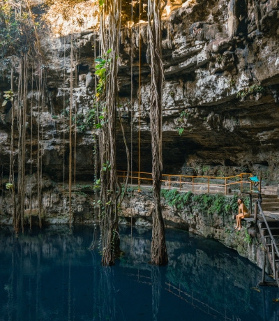 Cenote immersi nella giungla, acque cristalline.