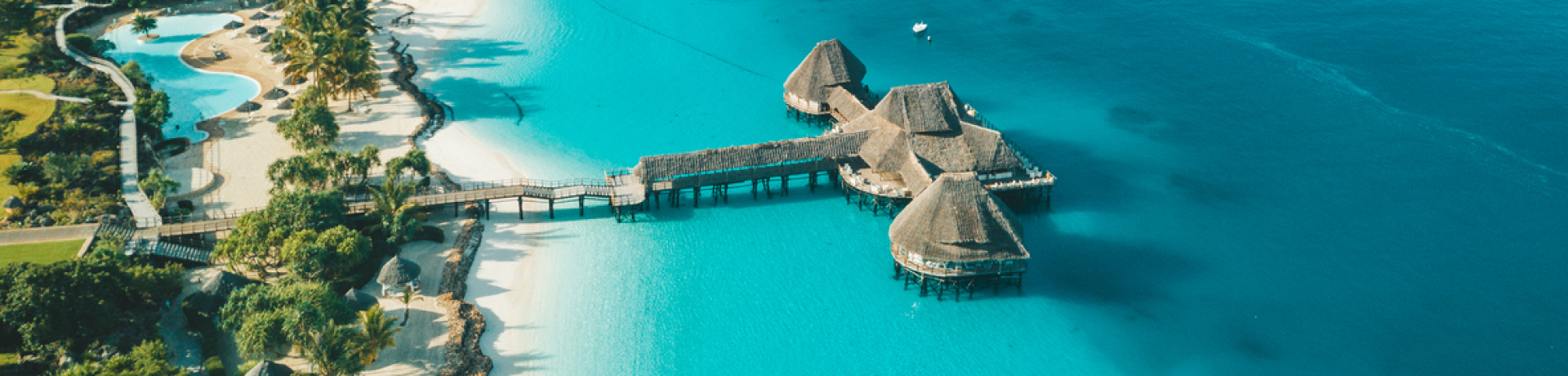 spiaggia tropicale a Zanzibar con resort sul mare