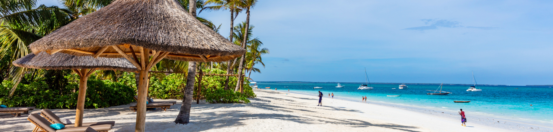 Spiaggia in Africa con ombrellone e lettini