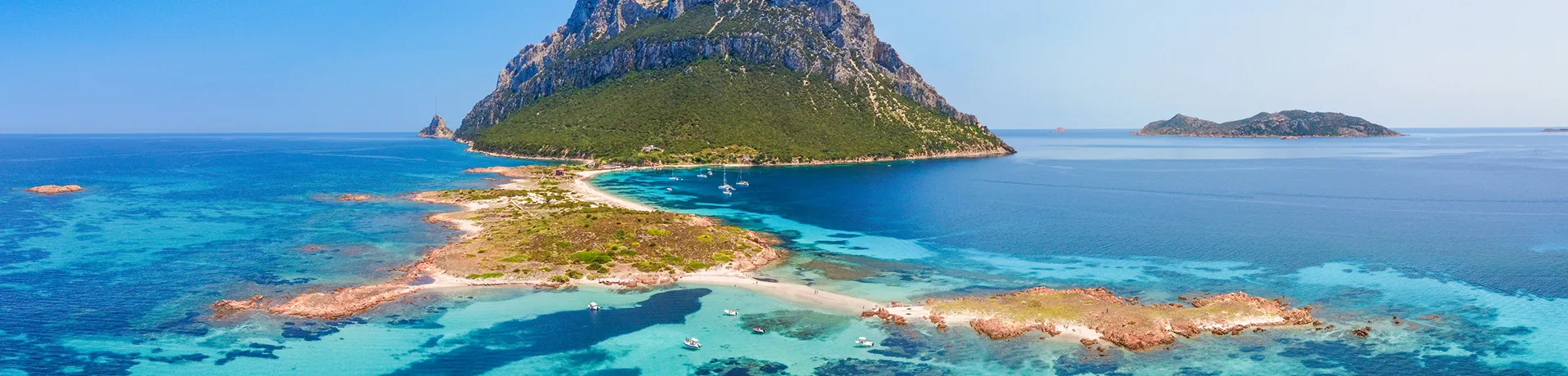 Italia, Sardegna, Olbia, panorama sulle spiagge selvagge dell'isola di Tavolara